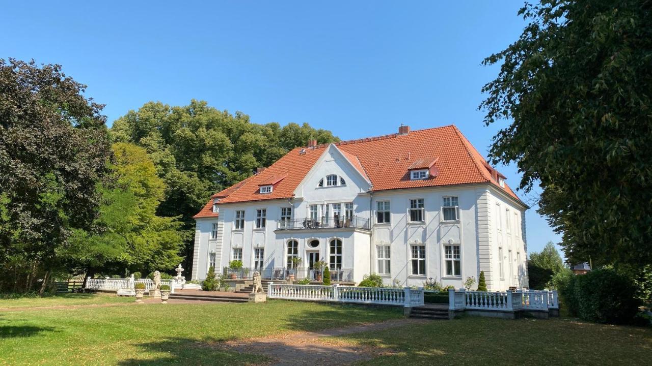 Schloss Badow Exterior photo